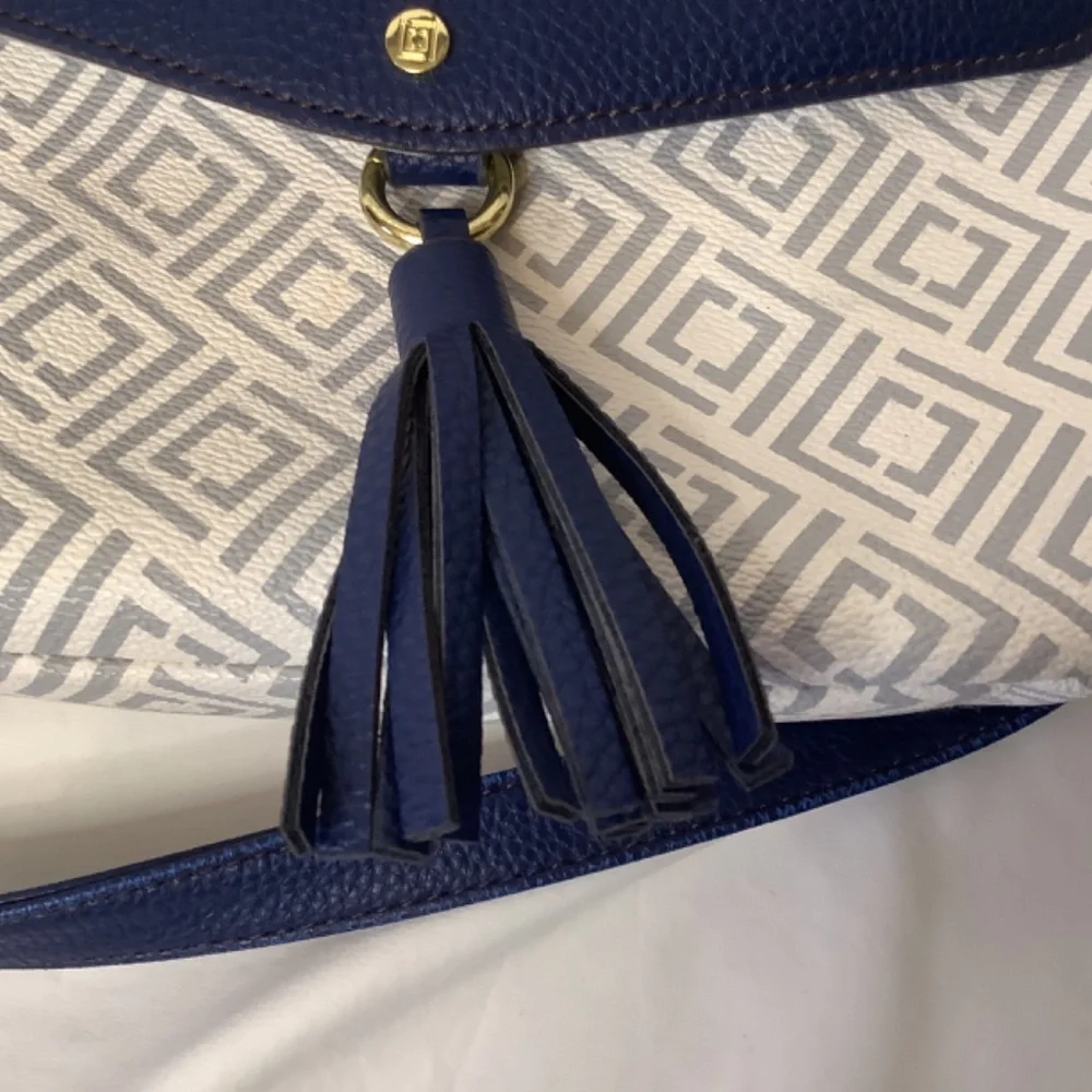 EUC Liz‎ Claiborne navy white crossbody bag